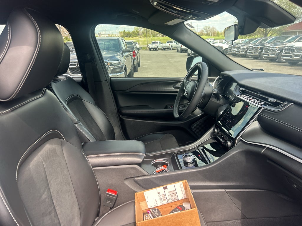 2025 Jeep Grand Cherokee L Altitude 4x4