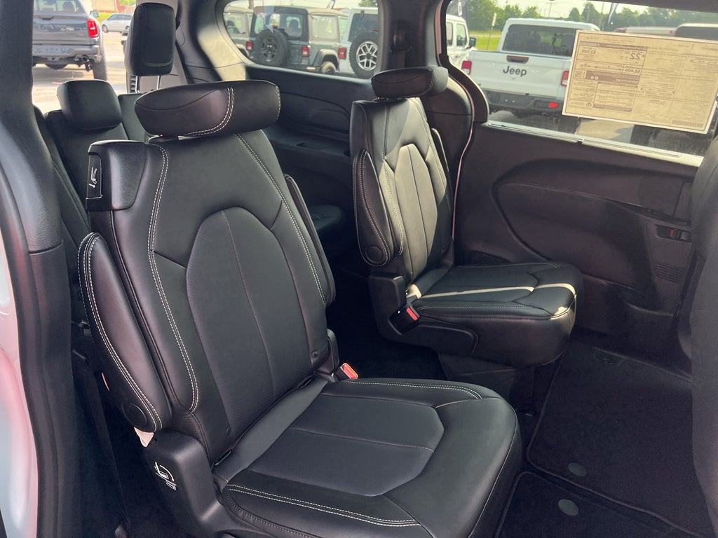 2025 Chrysler Voyager VOYAGER LX