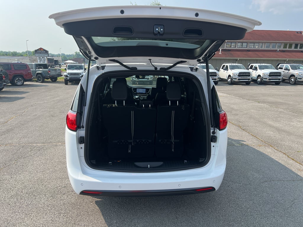 2025 Chrysler Voyager VOYAGER LX