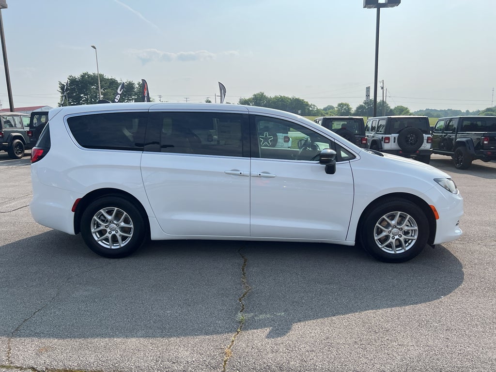 2025 Chrysler Voyager VOYAGER LX