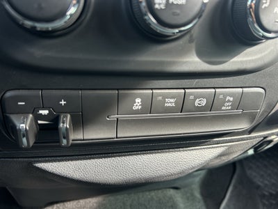 2017 RAM 2500 Tradesman Crew Cab 4x4 8' Box